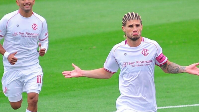 Rodrigo Insua, lateral de Barracas que marca golazos