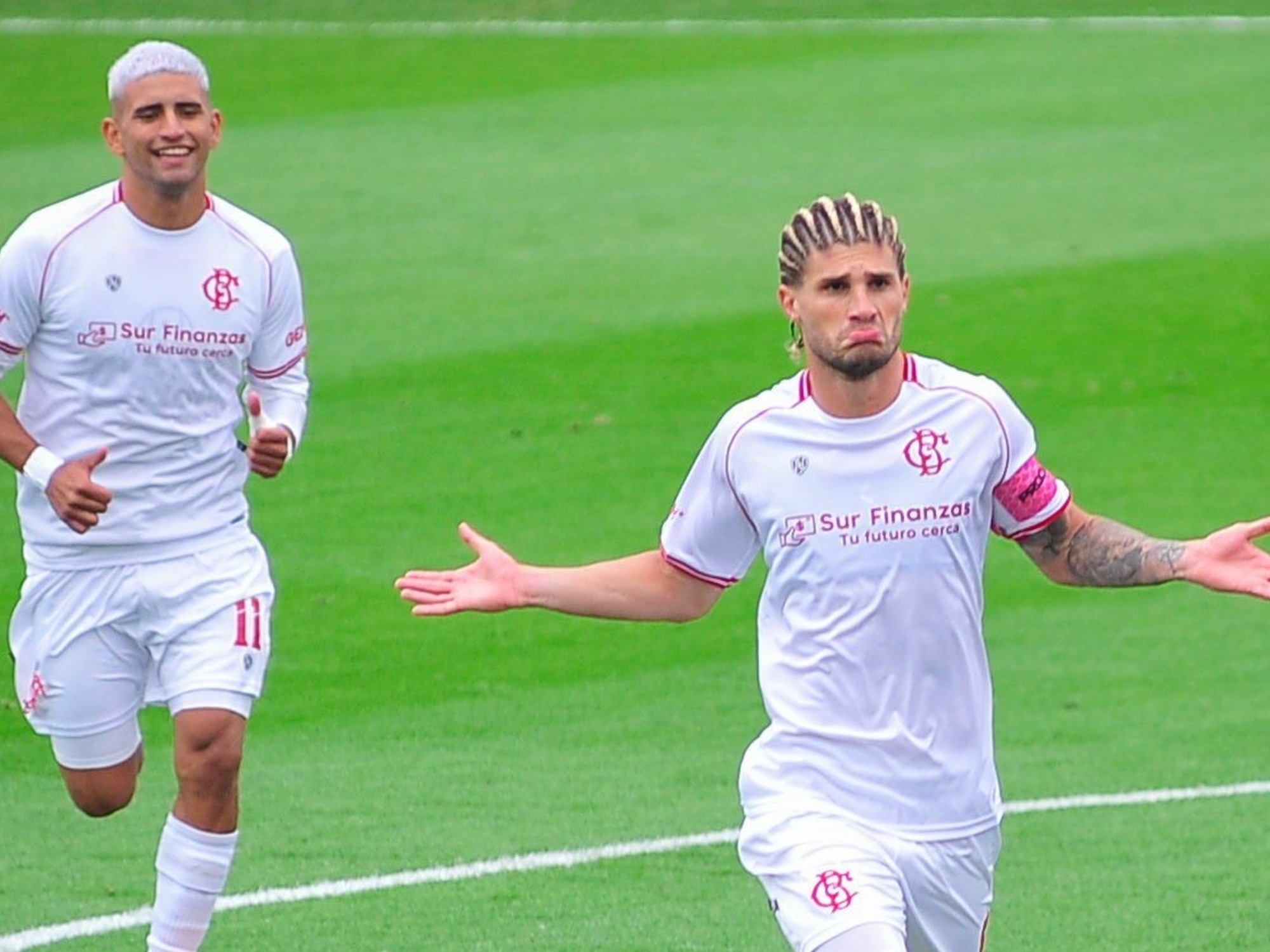 Rodrigo Insua, lateral de Barracas que marca golazos