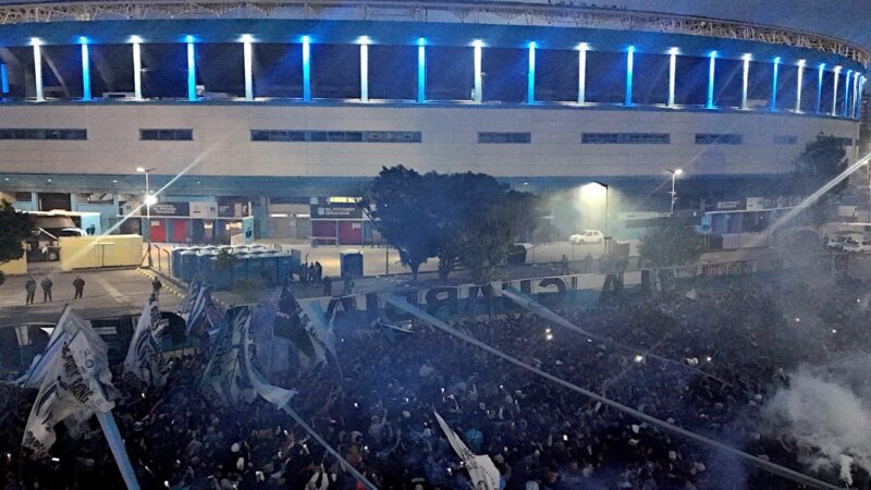 Llegó la Banda de la Acade!. Los hinchas de Racing hicieron fiesta en el Cilindro
