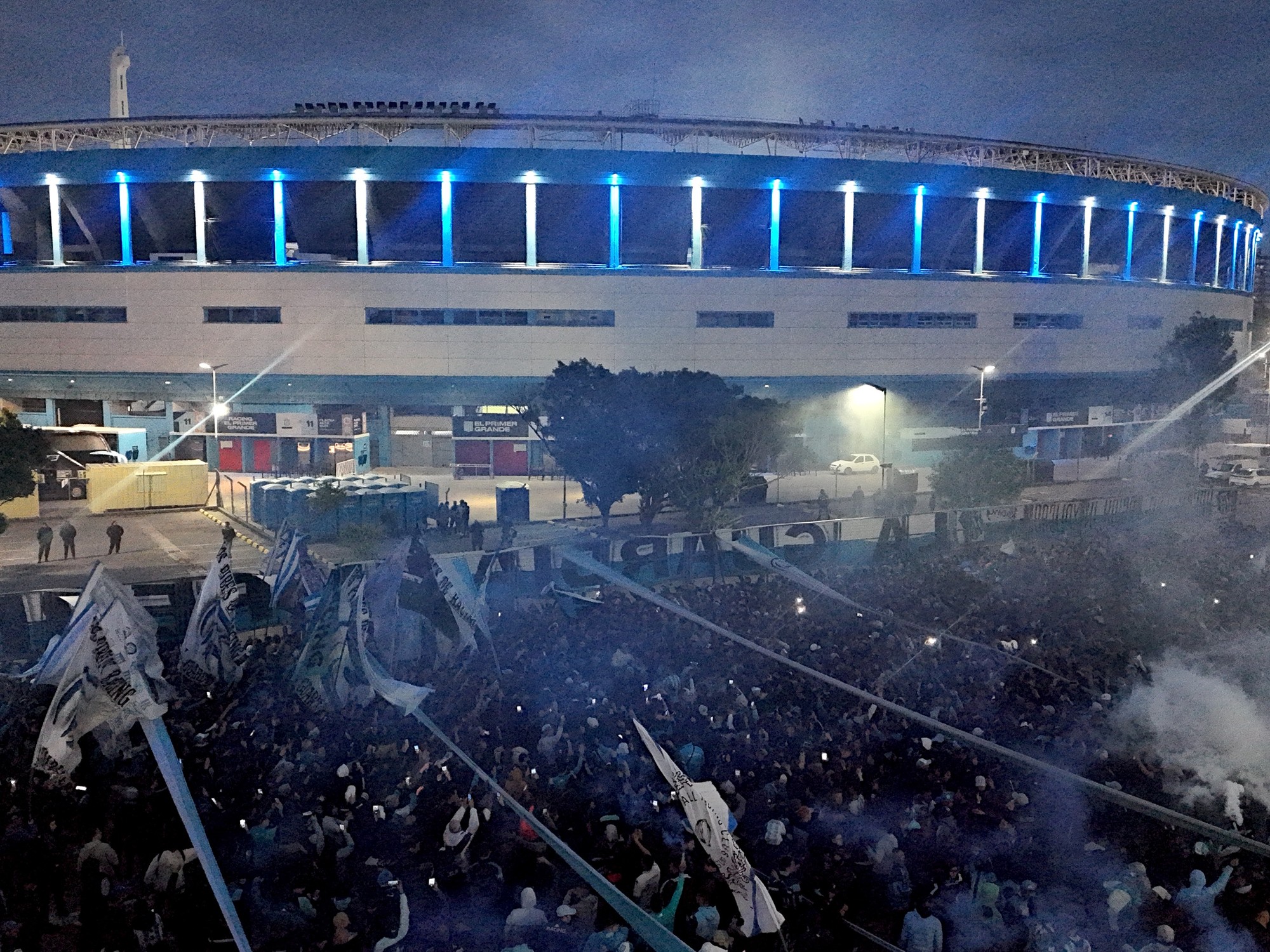 Llegó la Banda de la Acade!. Los hinchas de Racing hicieron fiesta en el Cilindro