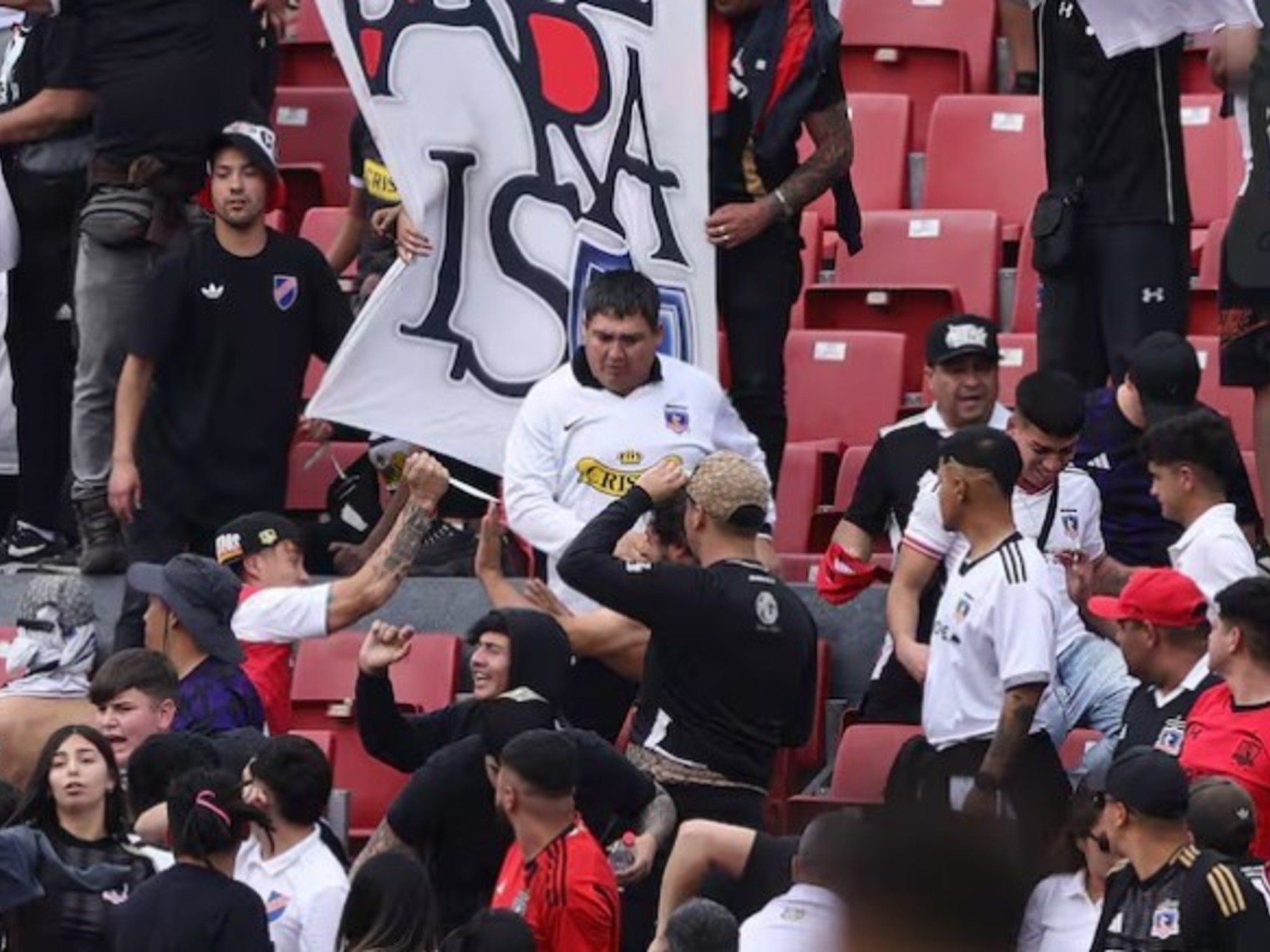 Cuchillazos en la hinchada de Colo Colo: video registra la violencia