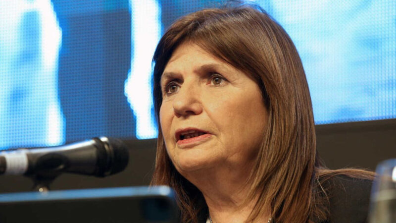 Bullrich defendió su política y advirtió que actuará si tiran piedras