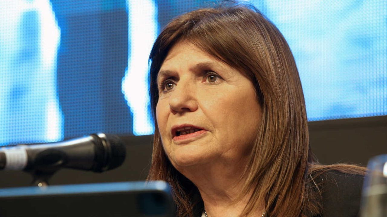 Bullrich defendió su política y advirtió que actuará si tiran piedras