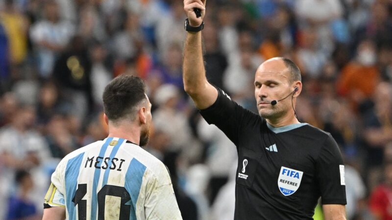 La IFAB propondrá permitir al VAR corregir una segunda amarilla