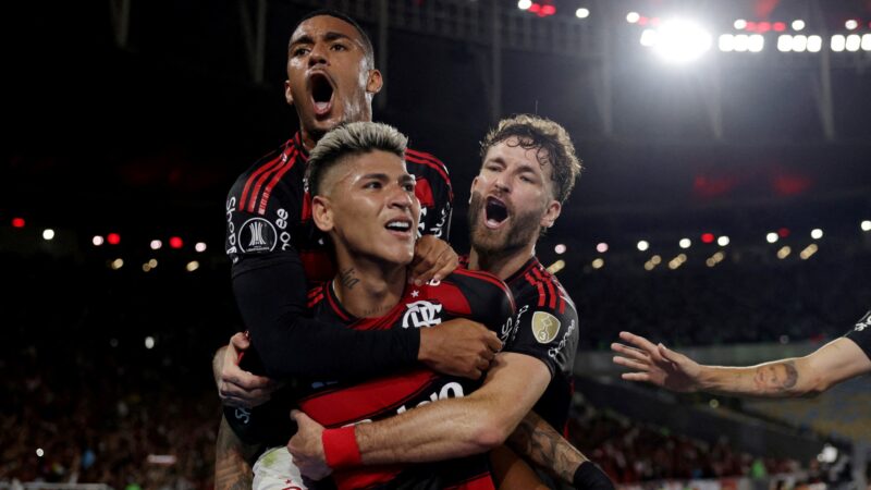 Cómo Flamengo evitó que hinchas de Racing tiraran fuegos de madrugada