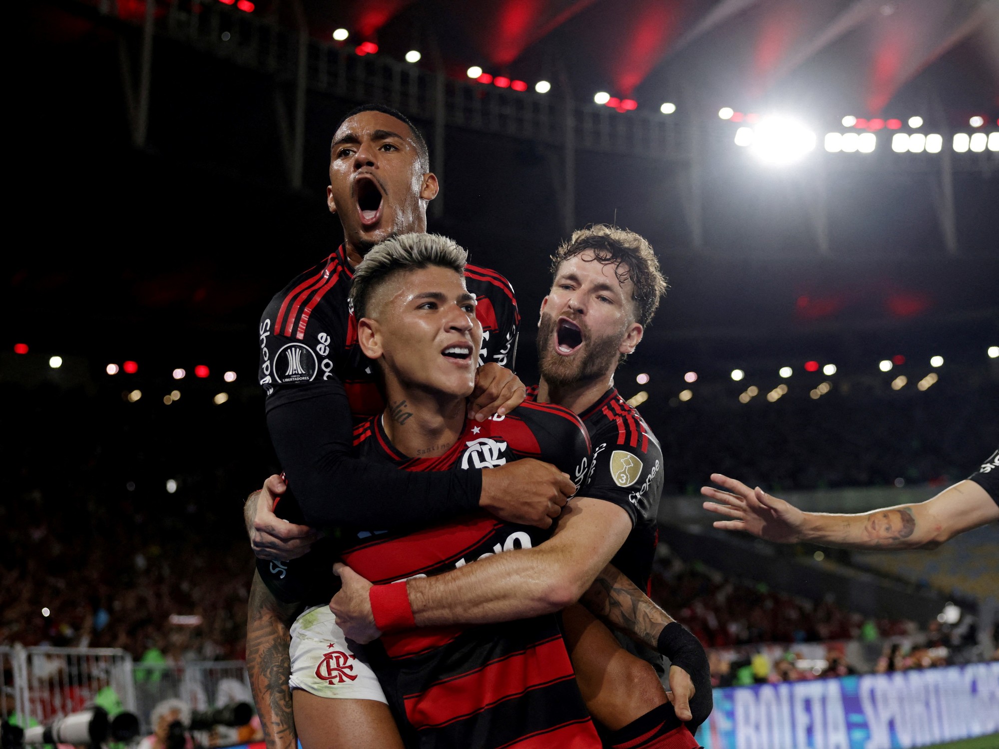 Cómo Flamengo evitó que hinchas de Racing tiraran fuegos de madrugada