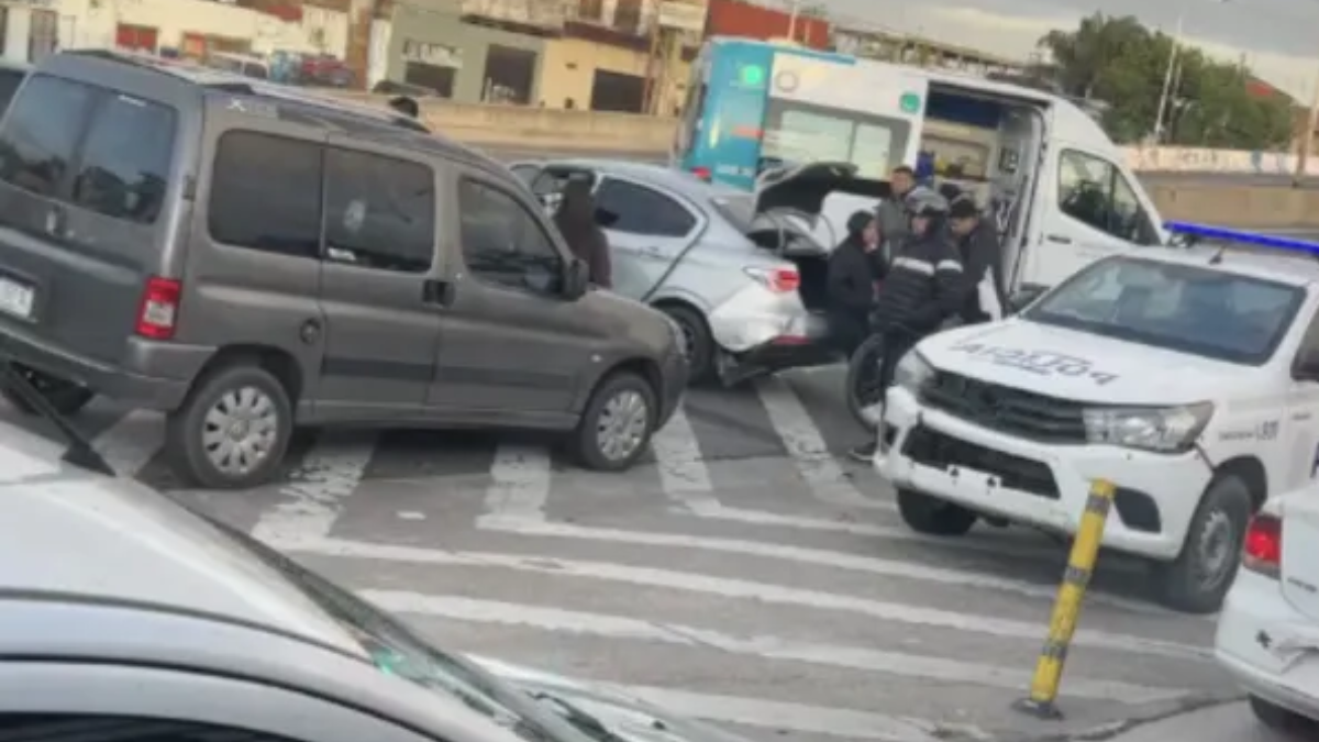 Choque múltiple en Camino Negro (Lomas): cinco autos y patrullero