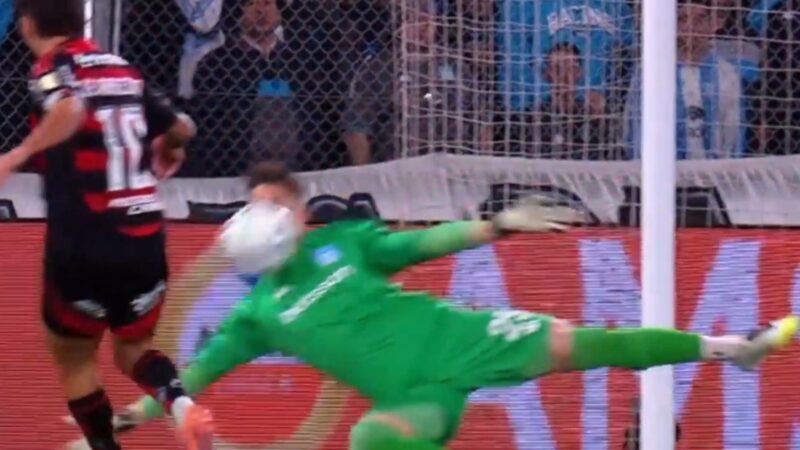 Video: la atajada decisiva con la cara de Cambeses que salvó a Racing