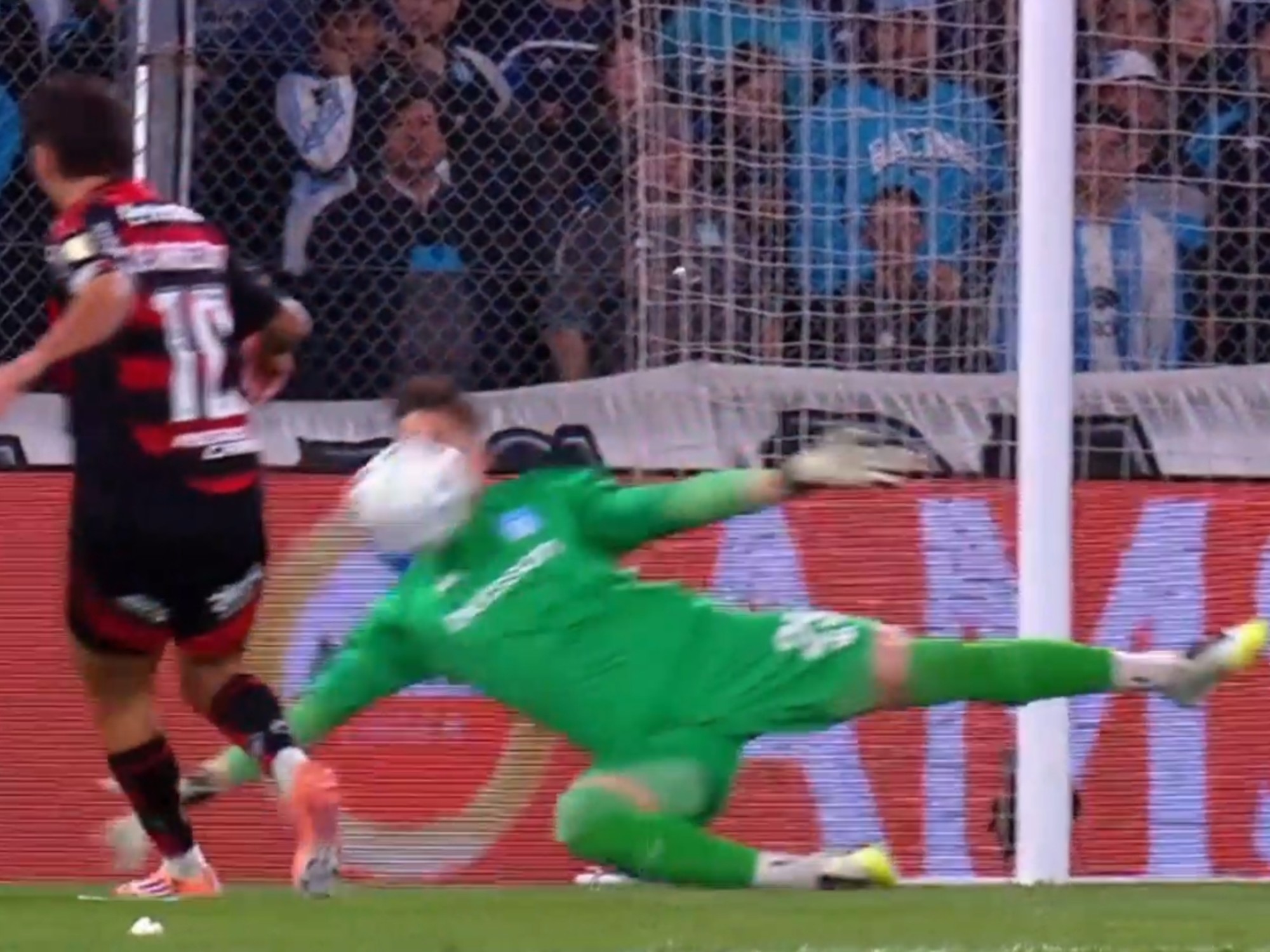 Video: la atajada decisiva con la cara de Cambeses que salvó a Racing