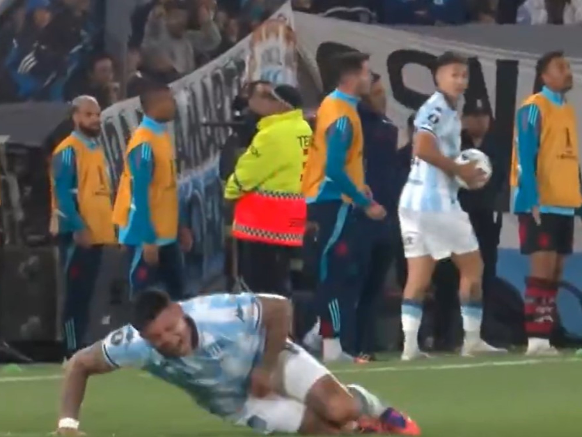 Rojo provocó la expulsión de Plata y luego evitó su propia roja