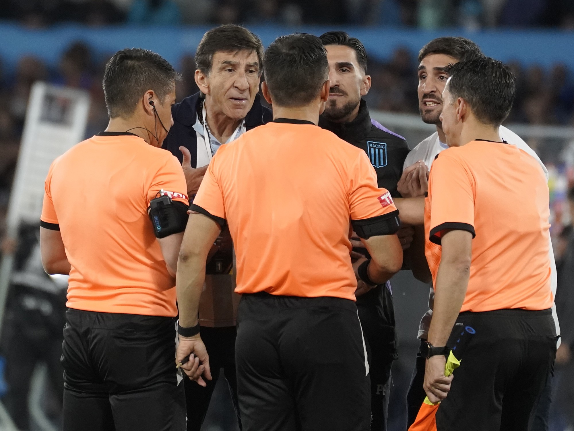 Los polémicos minutos de adición del árbitro y la furia de Costas