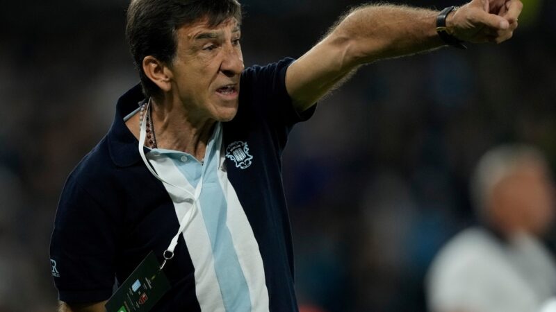 Entrenador Gustavo Costas, entre lágrimas: Defraudé a mi gente