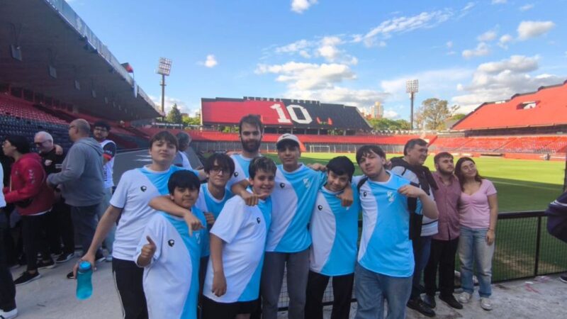 La Sub-18 de ajedrez de Temperley celebra el podio en la Copa Rosario