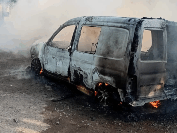 Almirante Brown: bomberos apagaron 2 incendios de autos en pocas hs