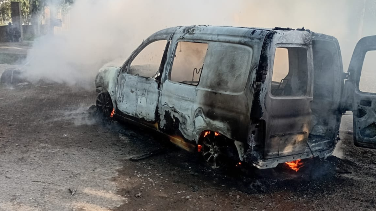 Almirante Brown: bomberos apagaron 2 incendios de autos en pocas hs