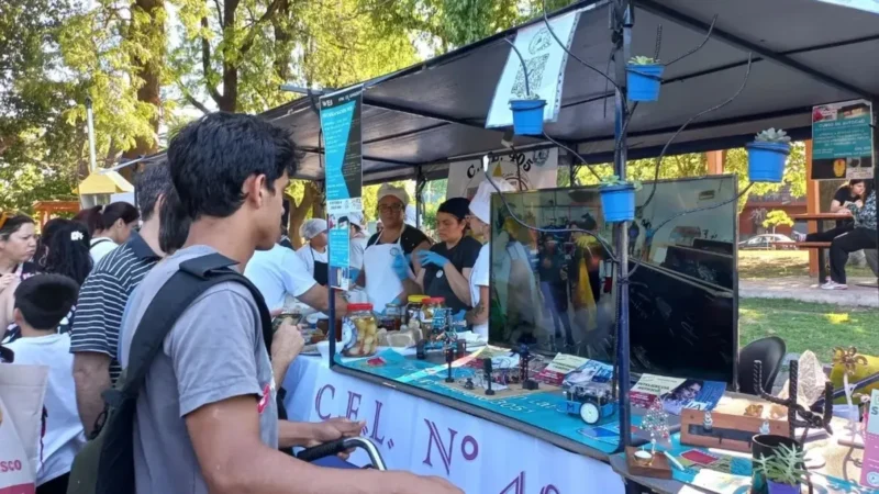 Exposición educativa de Aprender Lomas se inaugura en Plaza Libertad