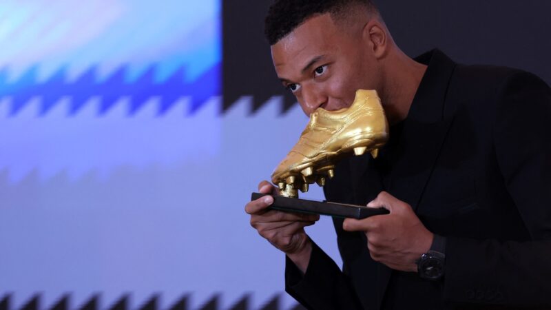 Mbappé recibió la Bota de Oro y confía en ganar mucho este año