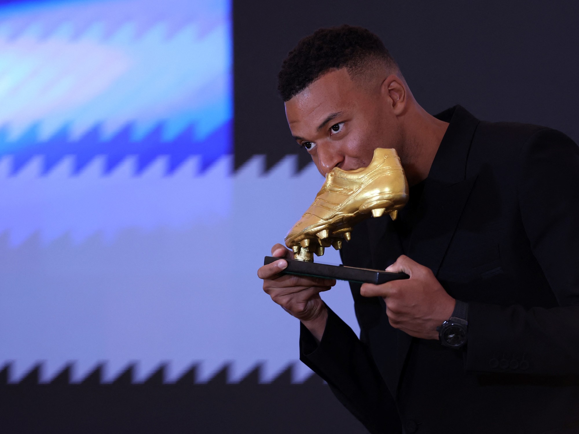 Mbappé recibió la Bota de Oro y confía en ganar mucho este año