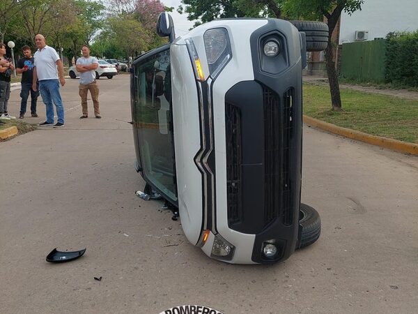 Bomberos de San Vicente rescatan a mujer tras vuelco