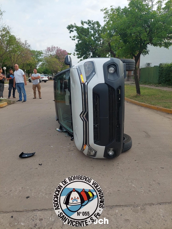 Bomberos de San Vicente rescatan a mujer tras vuelco