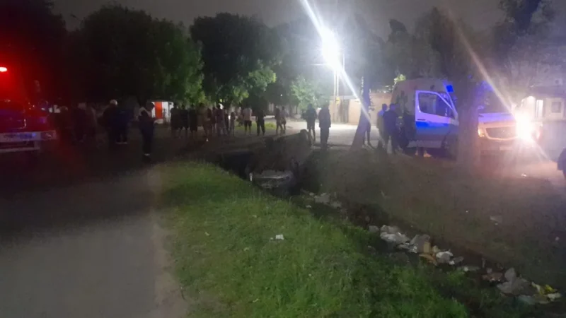 Almirante Brown: auto cayó a zanja, conductor rescatado