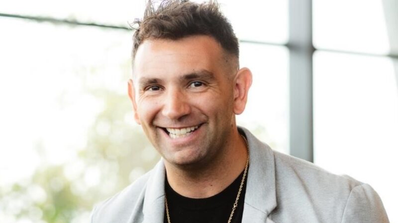 Dibu Martínez en un auto de carreras: su hermano piloto no lo descarta