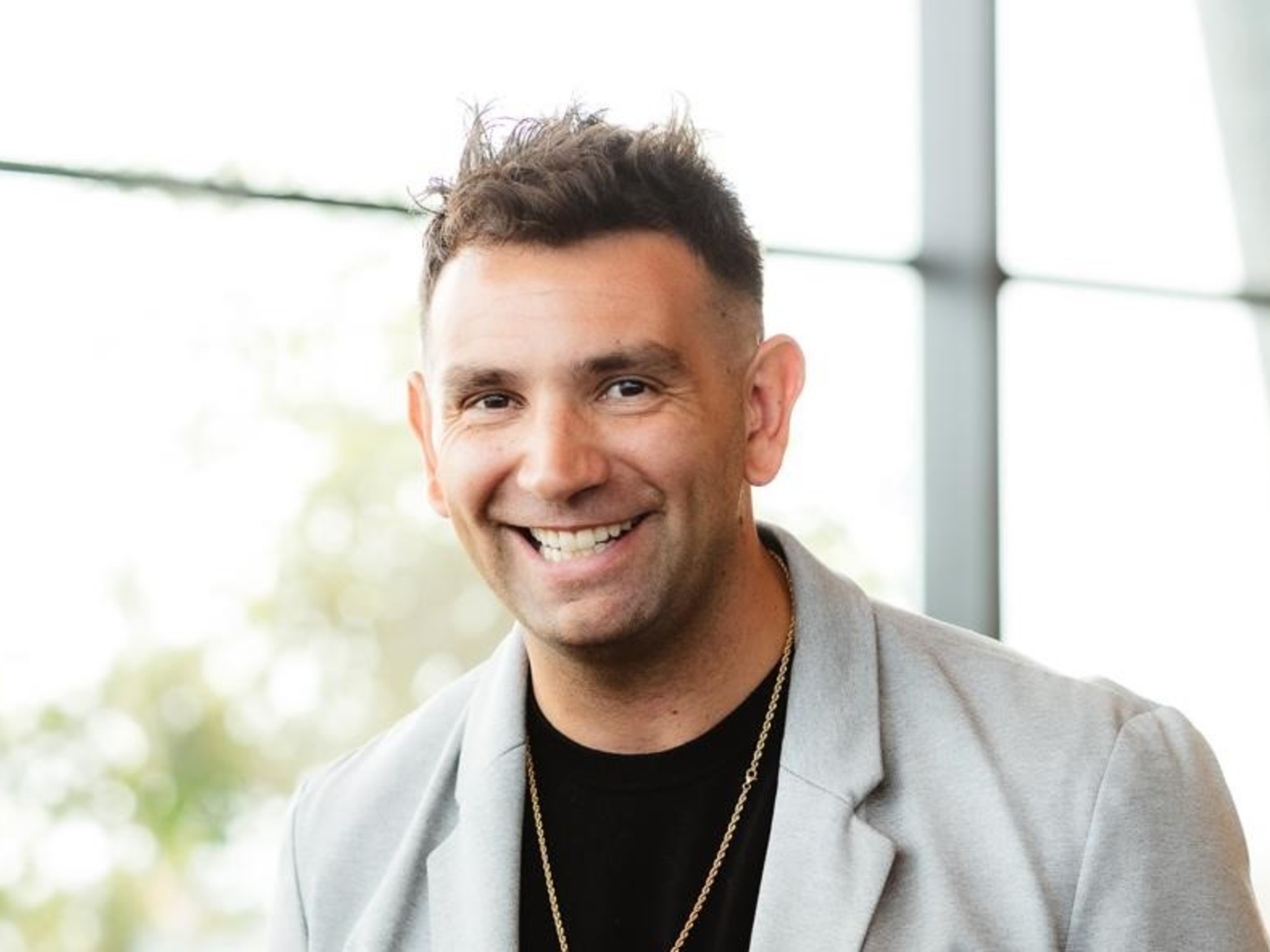 Dibu Martínez en un auto de carreras: su hermano piloto no lo descarta