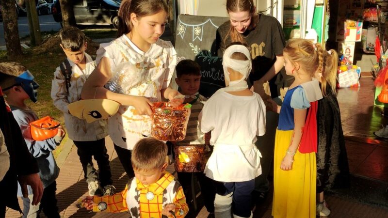 Halloween en San Vicente: miles de niños y familias coparon calles