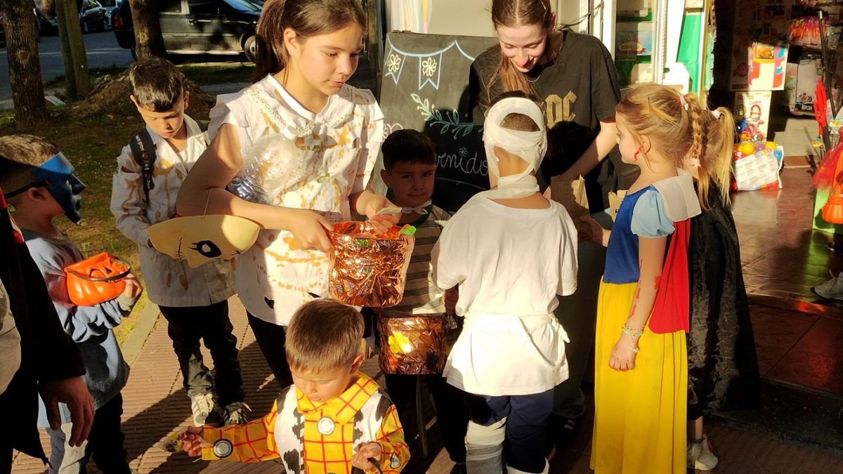 Halloween en San Vicente: miles de niños y familias coparon calles