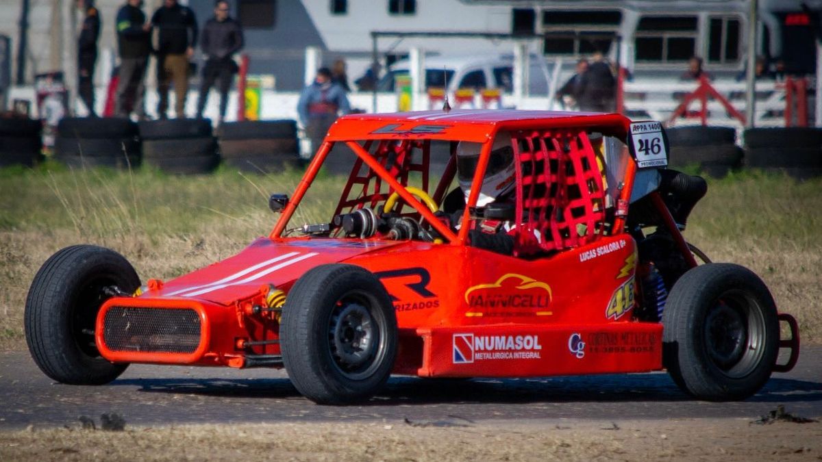 Mecánico de Luis Guillón compite con un arenero por calles de tierra