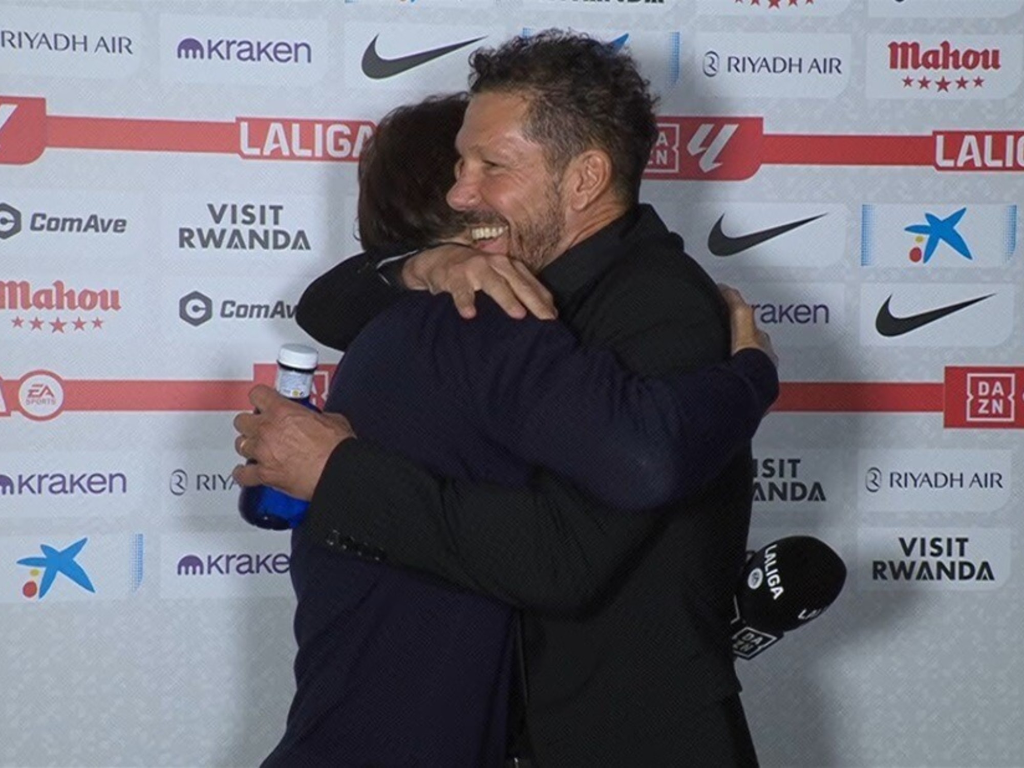 Emotivo reencuentro: el cálido abrazo del Cholo Simeone y Almeyda