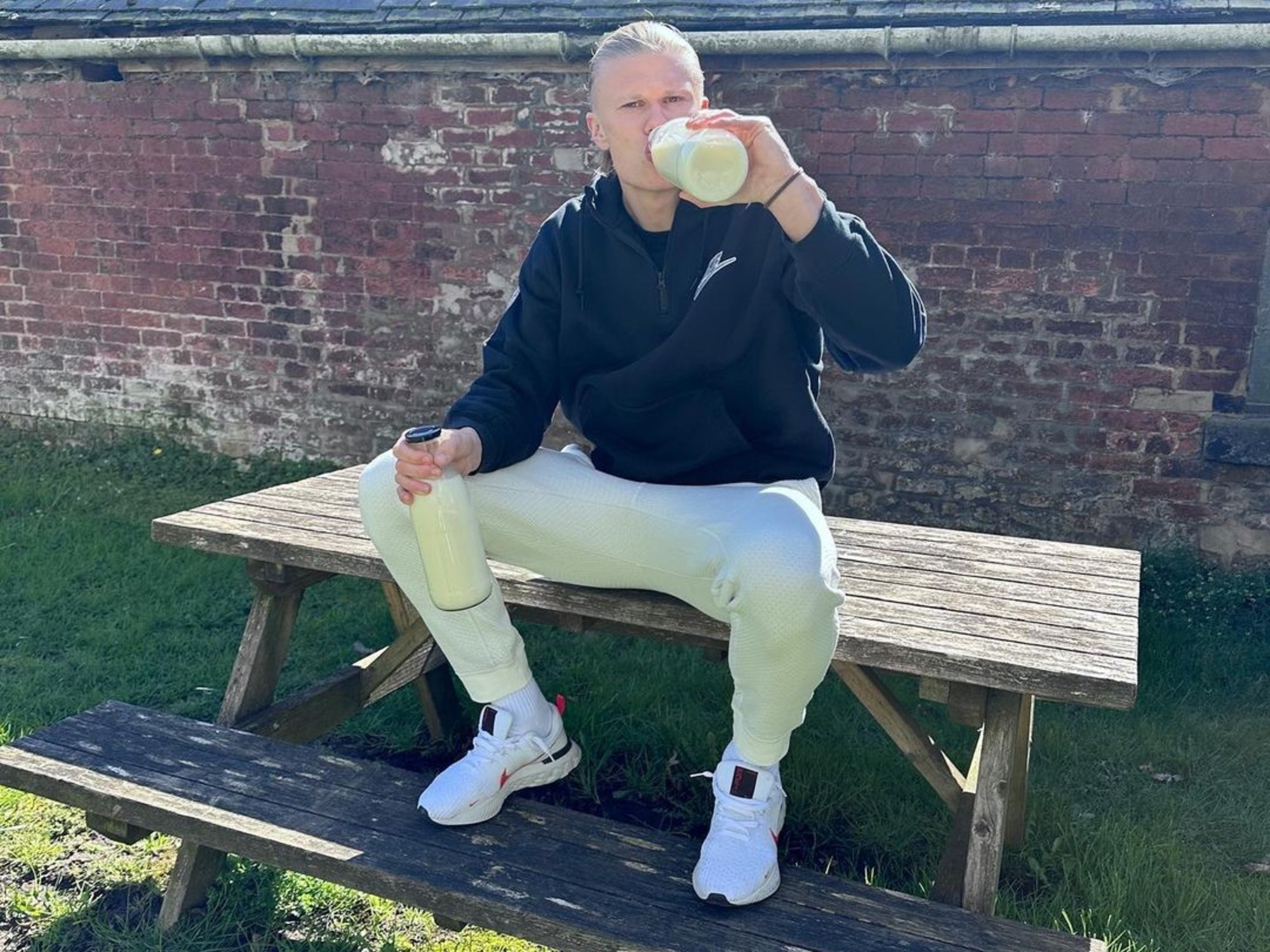 Sanidad británica reprende a Haaland por consumir leche cruda