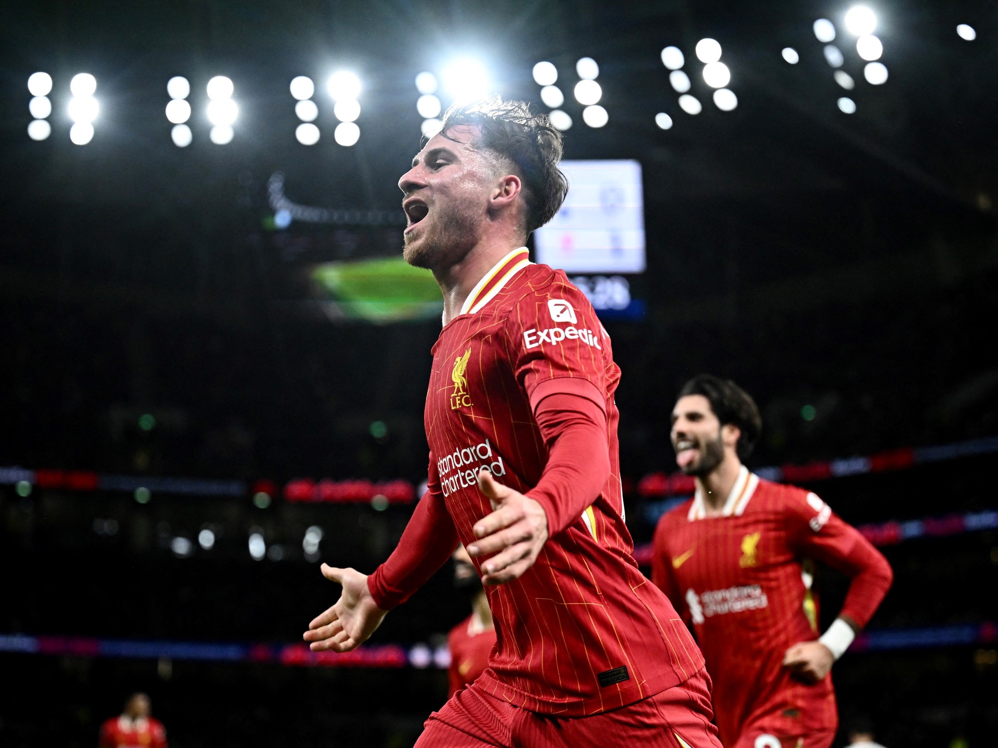 Duelo de selección en Premier: Alexis (Liverpool) vs Dibu (Villa)