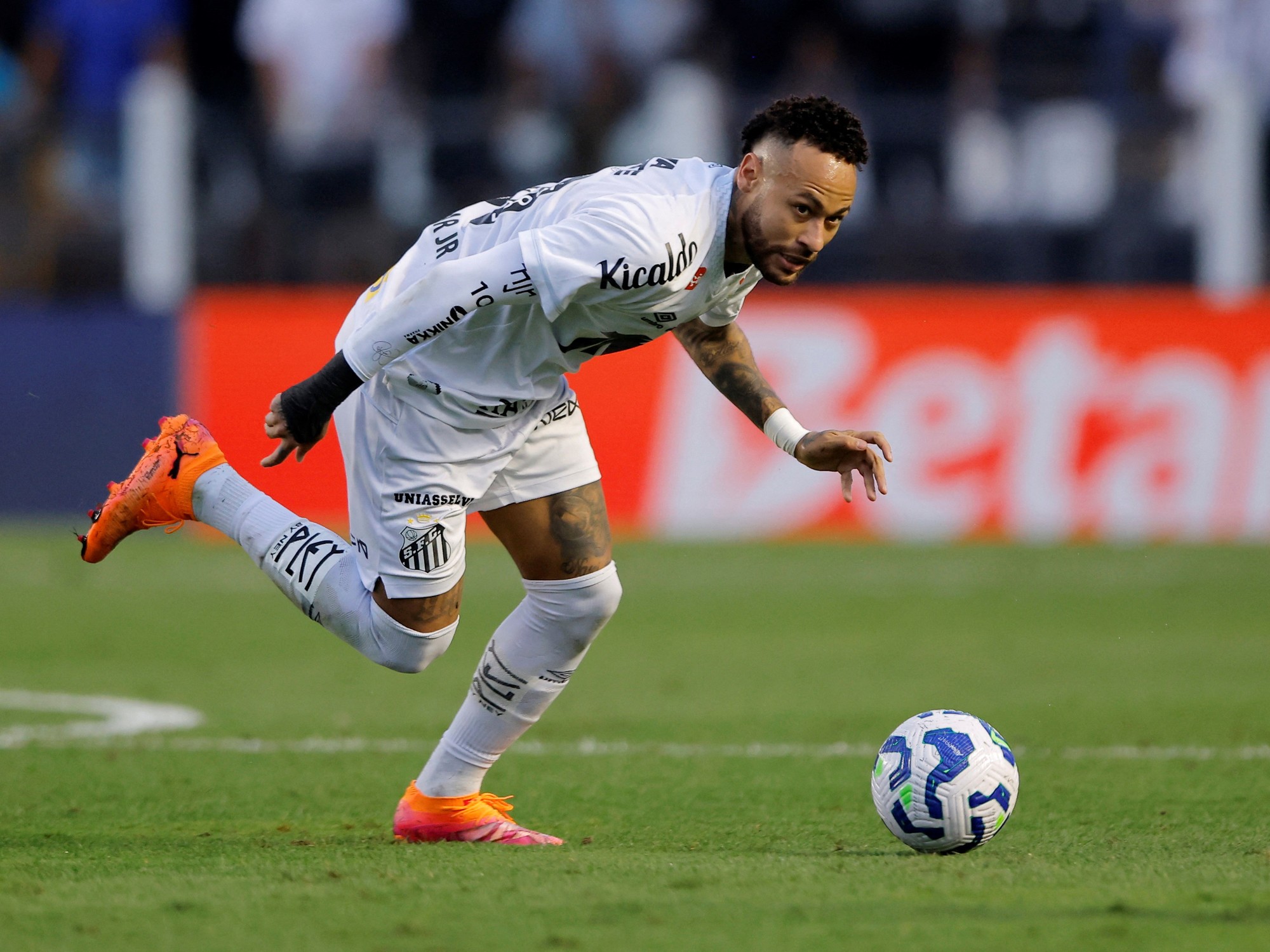 Tras casi 50 días de ausencia, Neymar vuelve al Santos y brilla