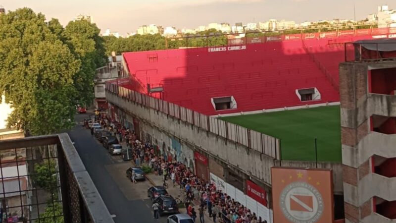 Cuatro cuadras de fila en Argentinos por entradas final Copa Argentina