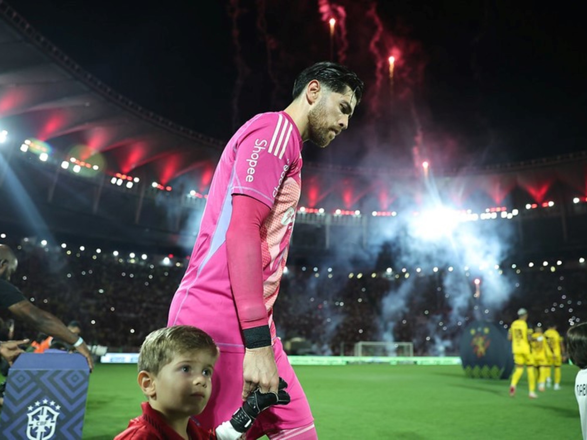 Flamengo golea Rossi en cero y lidera Brasileirao; preocupa Carrascal