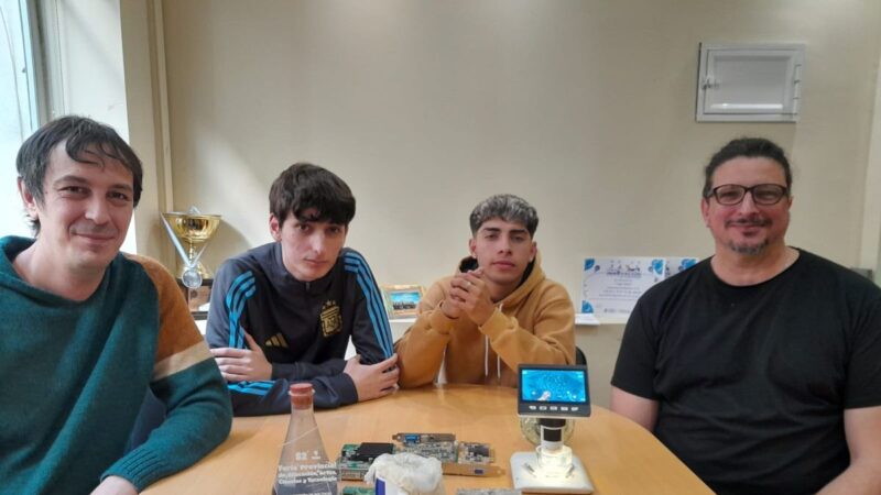 Alumnos y docentes de Temperley premiados por convertir chatarra en oro