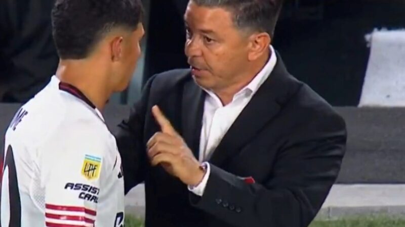 Gallardo al estilo Bielsa: puso a Jaime y lo sacó 46 minutos después