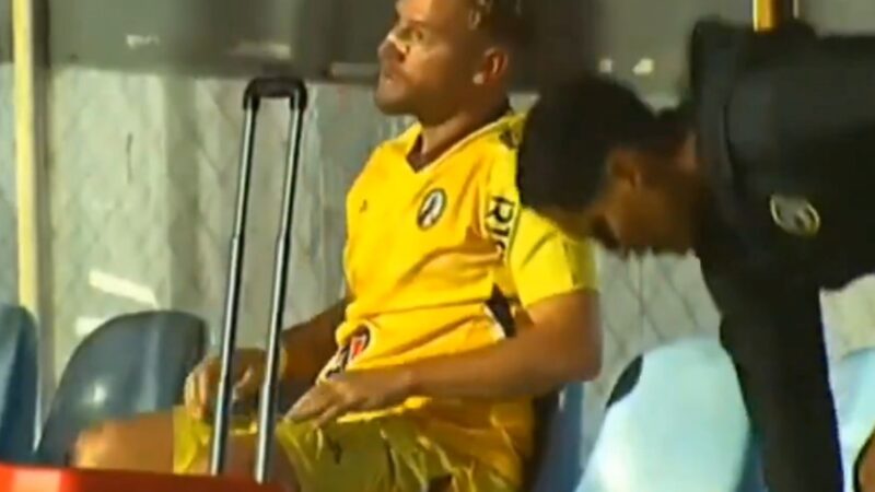 Tras reemplazar a un compañero, se enojó y lo golpeó en la cancha