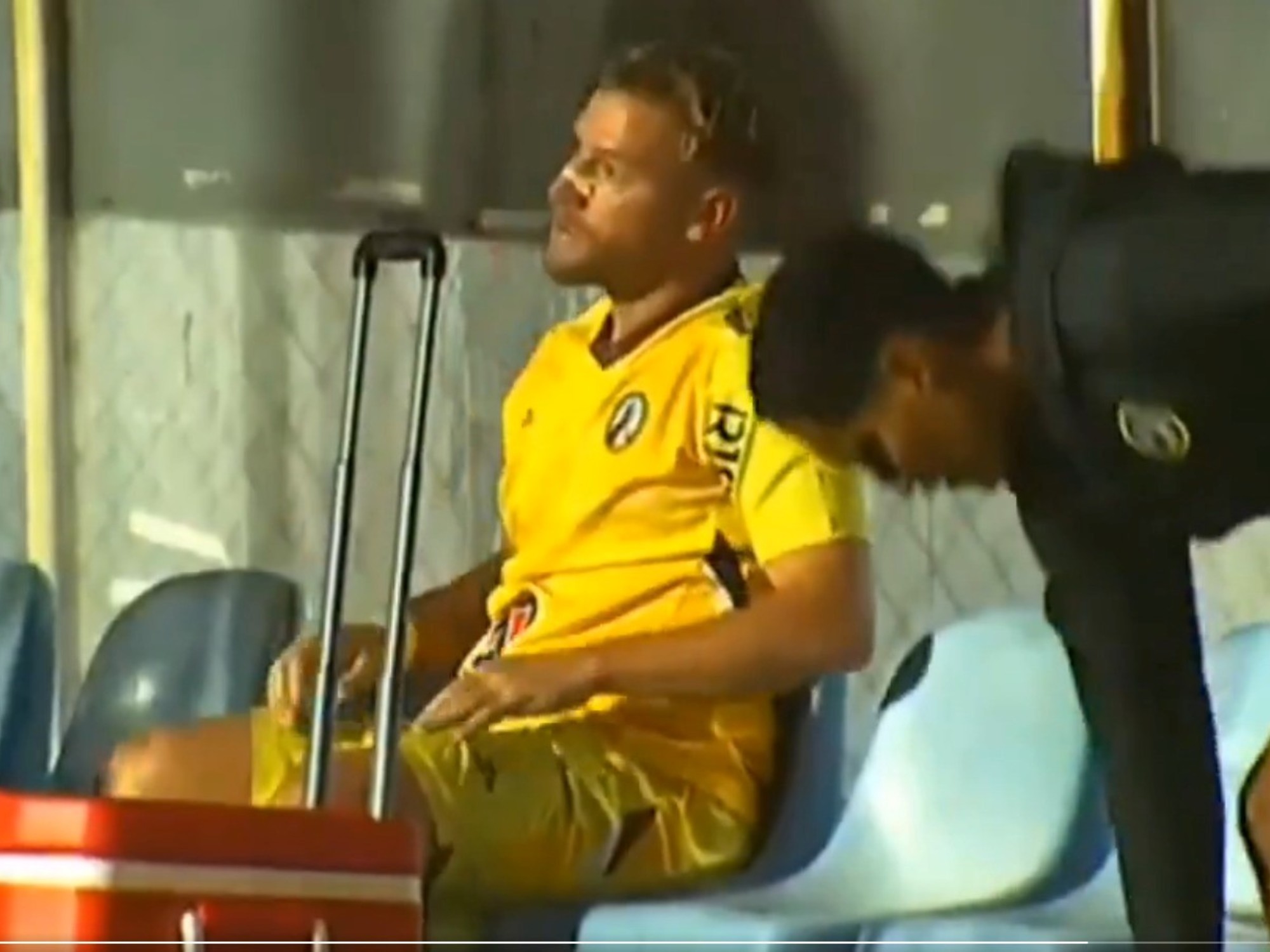 Tras reemplazar a un compañero, se enojó y lo golpeó en la cancha