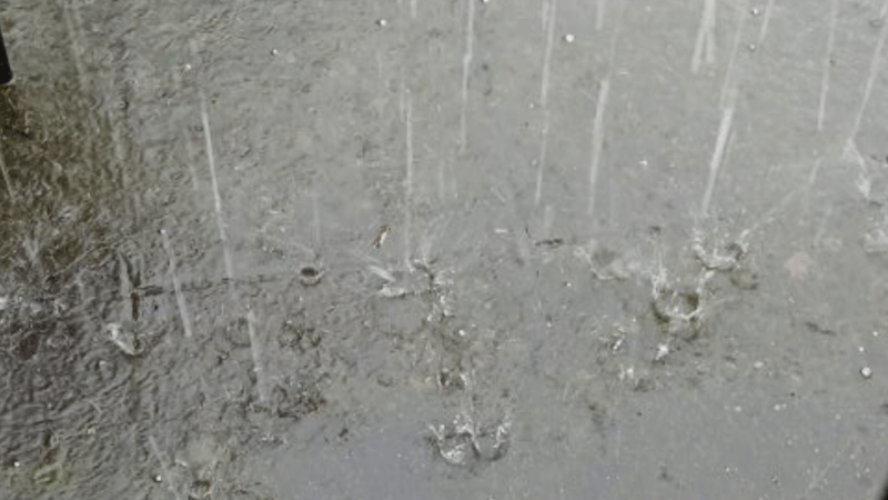 Vecinos de Esteban Echeverría registraron granizo tras alerta del SMN