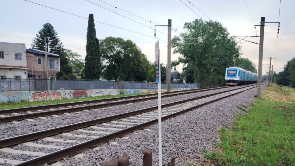 Joven fue atropellado por formación del Tren Roca en Luis Guillón