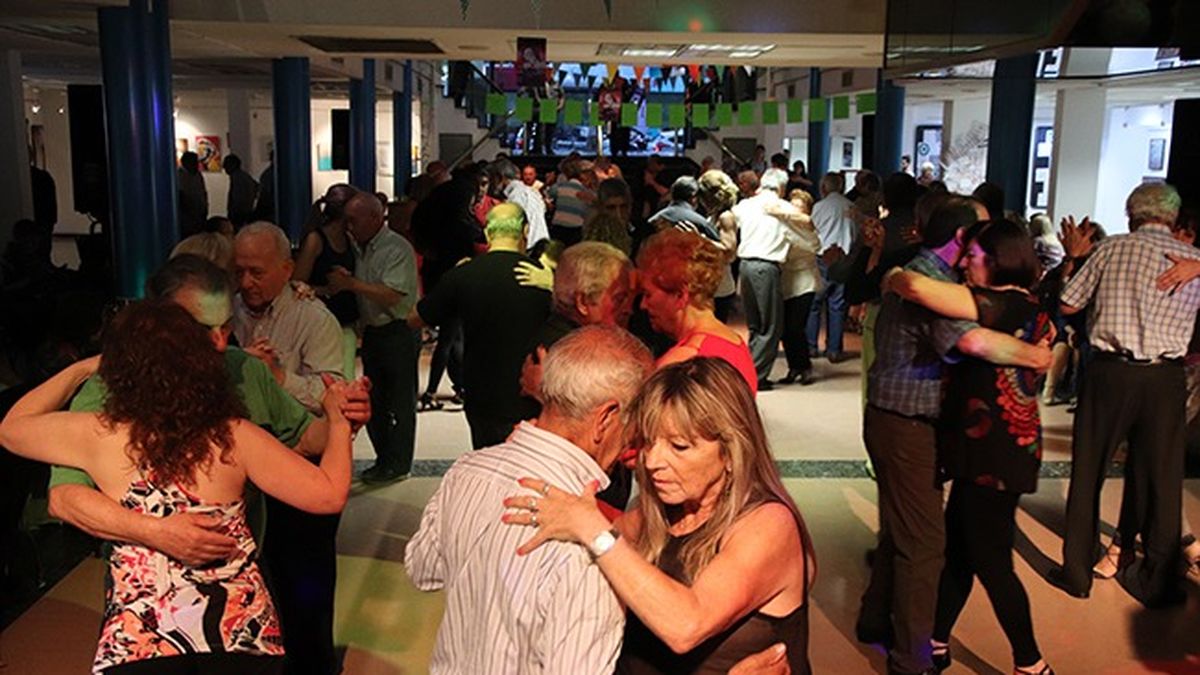 Dónde y cuándo son las clases de baile gratuitas en Almirante Brown