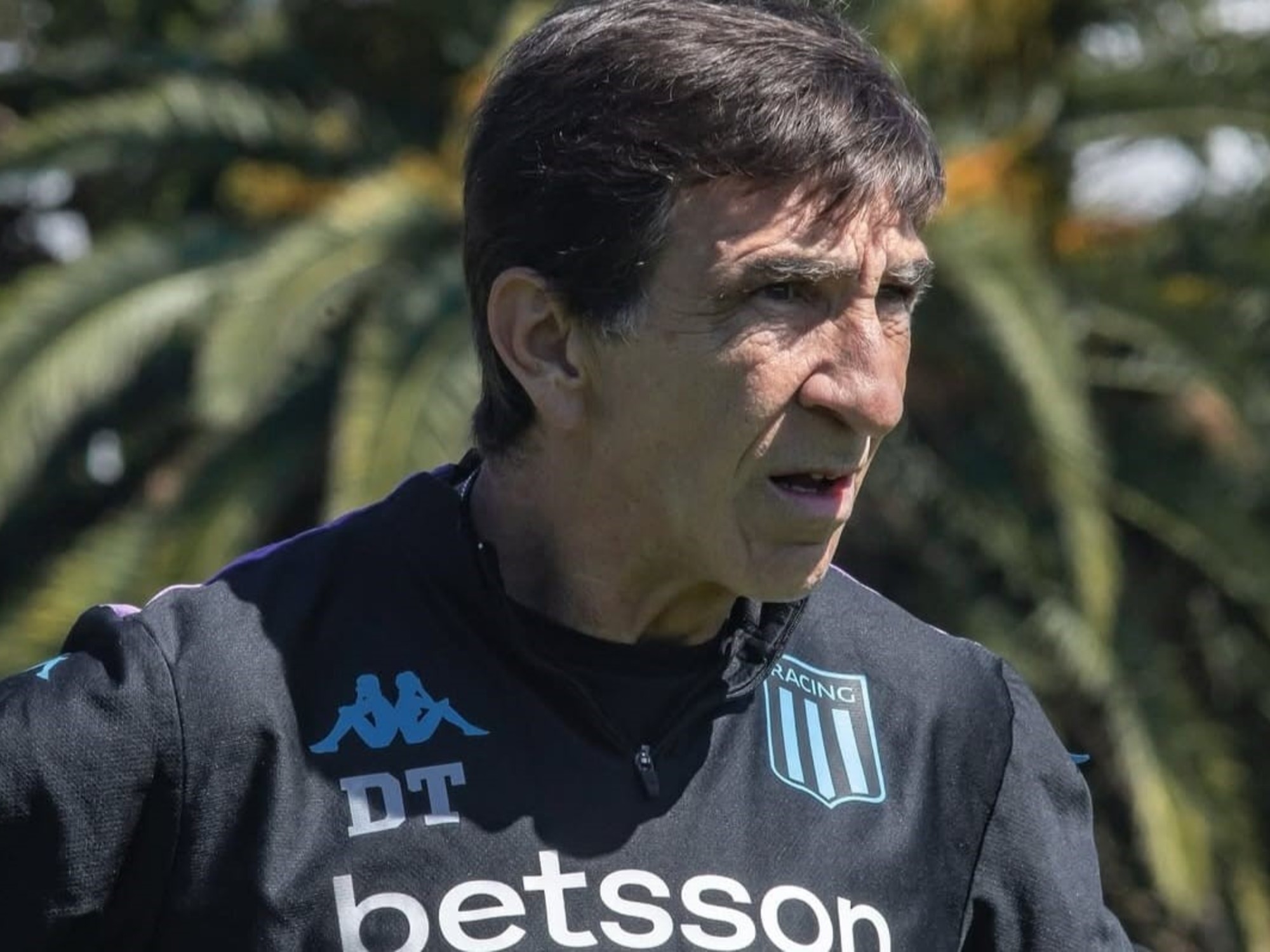 Costas, lapidario en Racing: ahora no tenemos que meternos tiros en las piernas