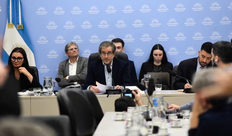 Presupuesto 2026: oposición pide dictamen; oficialismo busca postergar