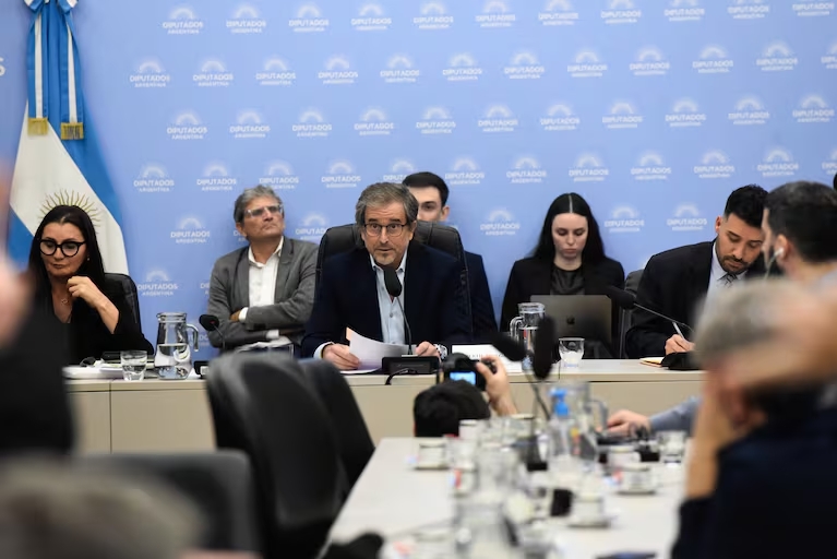 Presupuesto 2026: oposición pide dictamen; oficialismo busca postergar