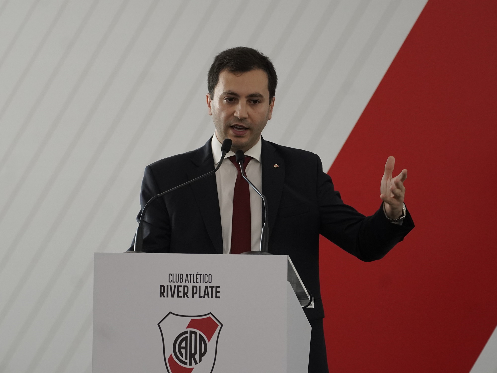 ¿Alguna vez un presidente de River debutó ante Boca en Primera?