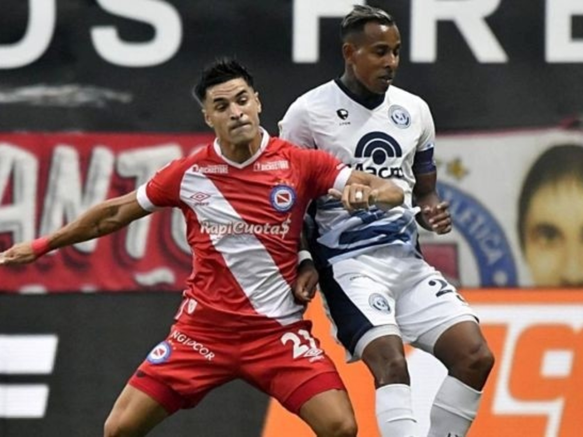 Operativo de seguridad en la final Argentinos e Independiente Rivadavia