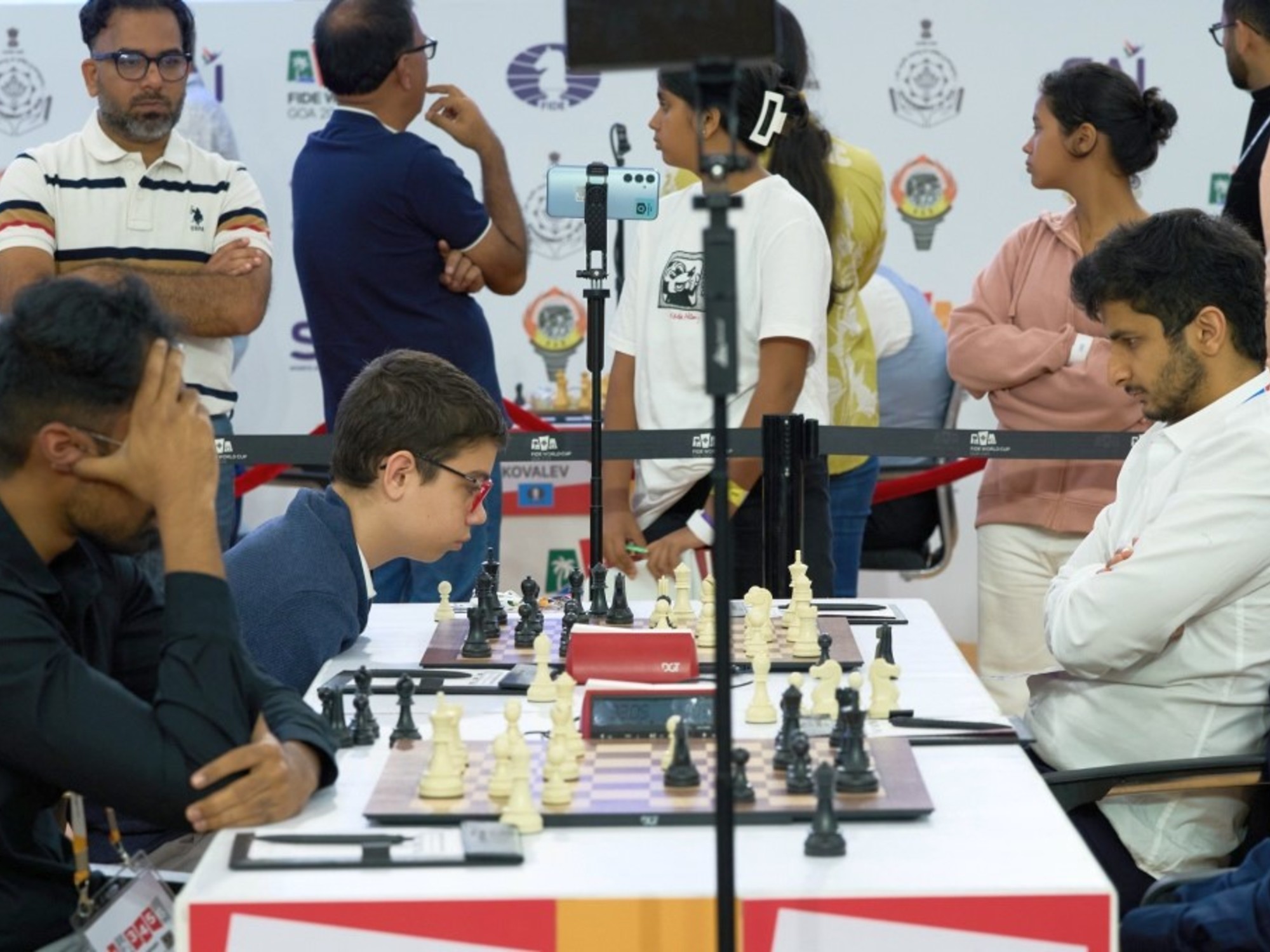 Faustino Oro hace tablas en el Mundial de ajedrez tras dura partida