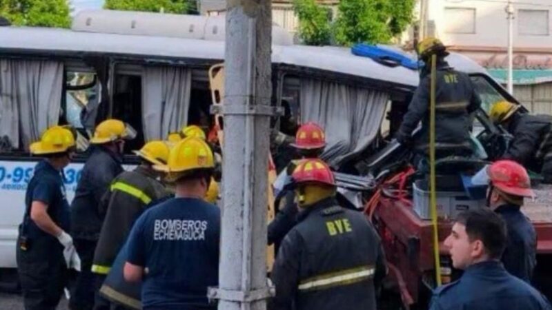 Accidente grave: combi de Adrogué chocó contra un camión en Gerli